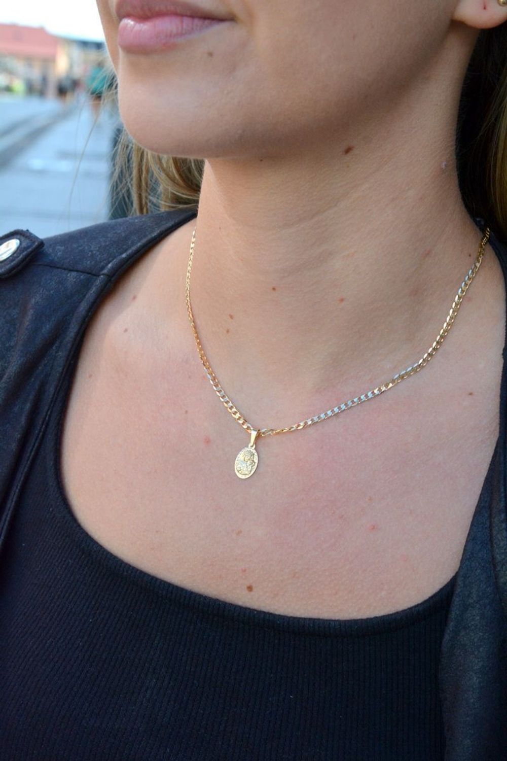 Złota zawieszka medalik owalny Matka Boska ZA 6752B 333. Medalik będący wspaniałą pamiątką i prezentem z okazji chrztu, komunii czy bierzmowania. Zawieszka wykonana ze złota próby 333. Piękna biżuteria o bogatej symbolice reli.jpg